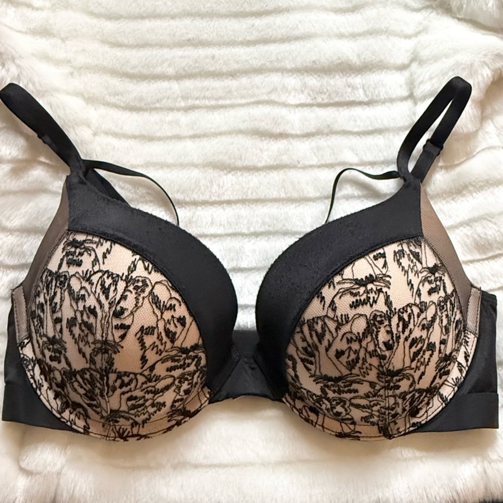 VICTORIA’S SECRET Very Sexy Push Up Strappy Black Lace Bra